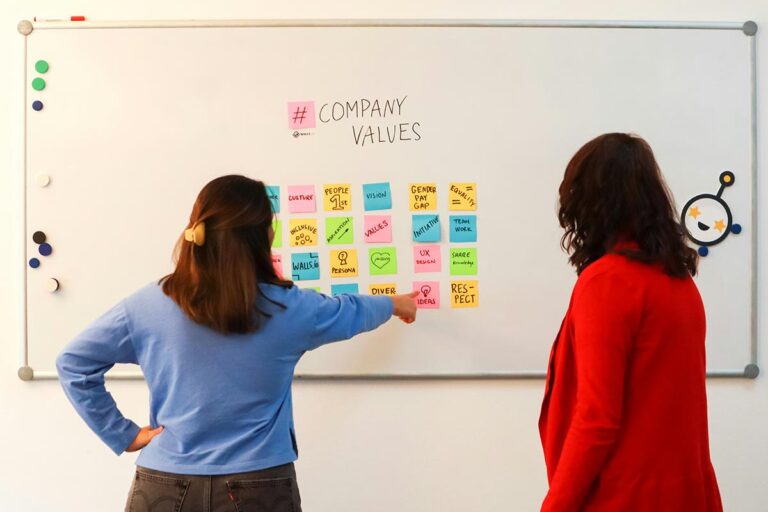 Two people from a company talk about corporate culture in organizations